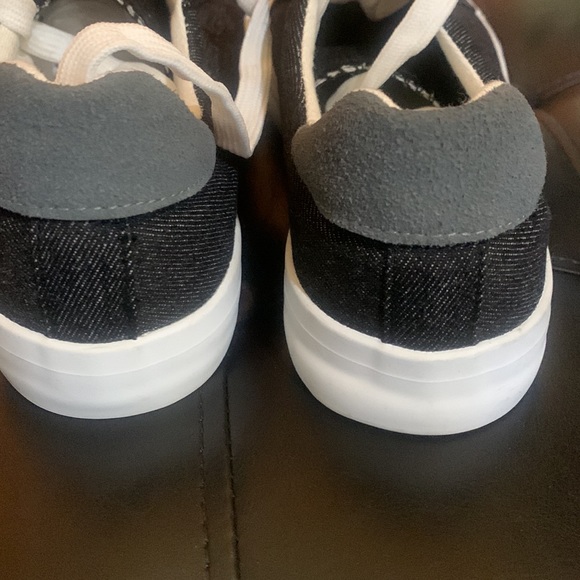 Brand new never worn canvas shoe - Picture 4 of 4